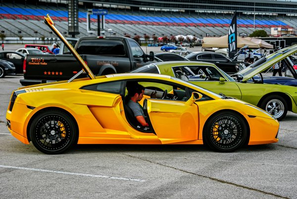 Hoe beïnvloedt de recente wetgeving rond elektrische voertuigen de markt voor traditionele brandstofauto's?